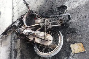 Đốt xe máy vì 'lạng lách thấy ngứa mắt'