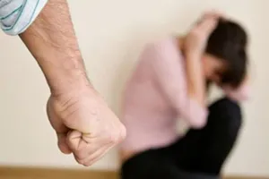 Đứng dậy khỏi mâm cơm, cô gái bị người yêu đánh tử vong