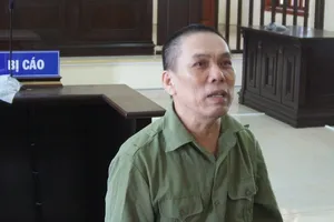 Người đàn ông hầu tòa vì chém công an xã