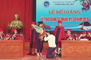 Giảng viên cầu hôn nữ sinh viên trong lễ nhận bằng tốt nghiệp