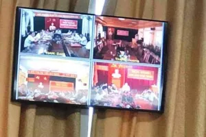 Lãnh đạo huyện bỏ về khi chủ tịch tỉnh đang kết luận họp 