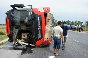 Tạm giữ tài xế vụ lật xe khách 4 cha con thương vong