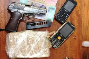 Dắt súng K59 bên hông, phóng xe máy 'như bay' chở heroin