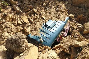 Kinh hoàng: Đất đá vùi lấp 2 xe tải cùng tài xế 