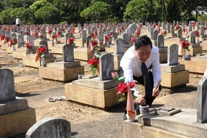 Trung ương MTTQ VN dâng hương tại Nghĩa trang liệt sĩ Việt-Lào