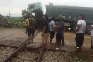 Tàu hỏa lại gặp nạn, đường sắt Bắc-Nam ách tắc