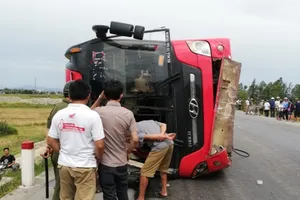 Tạm giam tài xế làm lật xe khách, 2 chị em tử vong