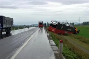 Ô tô đầu kéo chở 7 xe hơi lao xuống ruộng