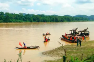 Con gái gào khóc tìm cha, mẹ mất tích trên sông Lam