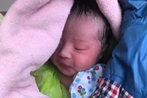 Sự sống kỳ diệu của bé sơ sinh bị bỏ rơi ở nghĩa trang liệt sĩ