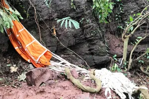 Dân mang nộp các mảnh vỡ tại khu vực Su-22 rơi 