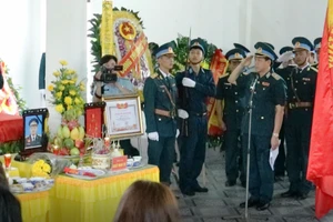 Hàng trăm người tiễn biệt 2 phi công Su-22U