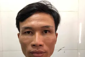 Kề dao vào cổ cô gái đòi quan hệ rồi cướp vàng