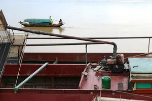 Chậm kiểm điểm vụ “cát tặc”, 2 chủ tịch huyện bị phê bình 