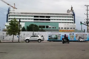 Bệnh viện gần sân bay xây cao quá 4 m, bị phạt 40 triệu đồng