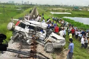 Tàu lửa tông ngang hông ô tô, 4 người trên xe thương vong