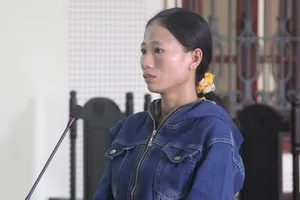 1 phụ nữ cắm nhẫn vàng để buôn ma túy