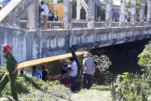 Thi thể người đàn ông cởi trần trôi trên sông Vinh 