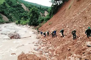 Xót lòng lễ khai giảng ở ngôi trường vùng biên bị lũ cô lập 