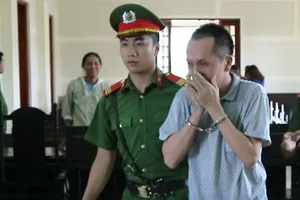 Thầy giáo ôm mặt khóc sau khi bị tuyên án tử hình 