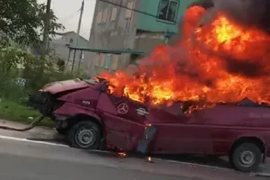 Ô tô khách cháy rụi trong lúc được cẩu đi