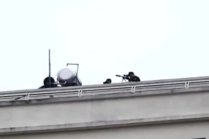 Hơn 100 cảnh sát và lính bắn tỉa đang vây bắt kẻ ôm vũ khí 