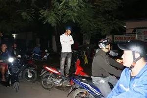Video: hơn 12 giờ dõi theo 100 cảnh sát vây bắt kẻ ôm vũ khí 