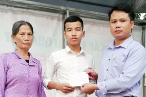 Trao tiền giúp đỡ học sinh khó khăn bị vật 'lạ' phát nổ 