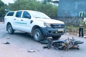  2 người đi xe máy nguy kịch vì đụng ô tô sau khi uống rượu