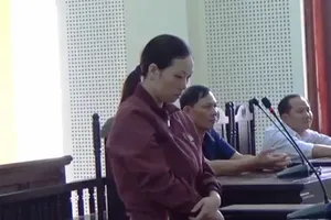 'Người nhà' chủ tịch tỉnh gục khóc nức nở khi bị tuyên án tù