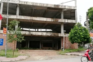 Ngân hàng xây 'lụi' 3 tầng nhà rồi bỏ hoang