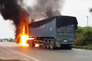 Xe đầu kéo cháy dữ dội, tài xế kịp nhảy khỏi ca bin