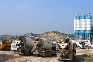 Mỏ đá chưa hoàn thổ lại 'mọc' trạm bê tông lụi 