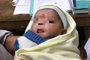 Xót lòng bé sơ sinh bị bỏ rơi bên đường