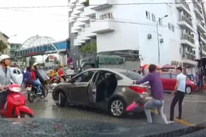 Chém đứt gân tay tài xế sau va chạm trên đường