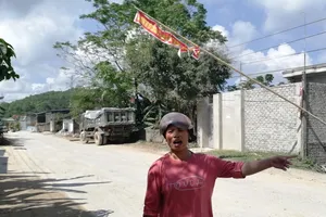 Dân căng băng rôn trên quốc lộ vì xe gây bụi