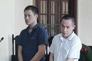 Bị đề nghị án tử, chồng ôm vợ khóc nức nở