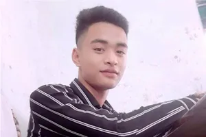 Ném mũ bảo hiểm vào người đi xe máy, bị khởi tố tội giết người