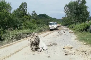 Người dân lại chặn xe chở đất đá thi công các dự án ở Nghệ An