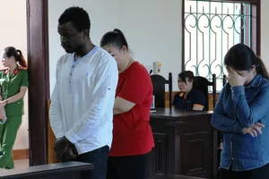 Hai cô gái liên kết với chàng trai da đen lừa đảo cùng hầu tòa