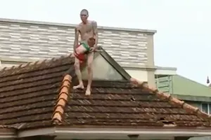 Bố 'ngáo đá' vứt con 1 tuổi từ tầng 3 xuống đất