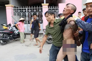 Tạm giữ người cha 'ngáo' ném con 1 tuổi từ mái nhà xuống đất