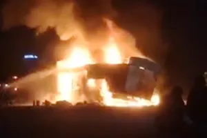 3 xe bốc cháy sau khi bị CSGT bắt cân tải trọng 