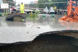 Video: Mưa lớn, xuất hiện hố 'tử thần' trên đường