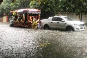Video: Xót xa xe tang chết máy do mưa lớn nước ngập 