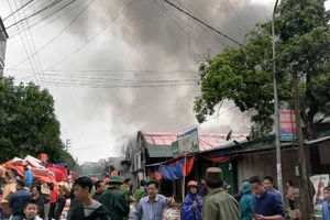 Đang cháy lớn kho hàng hóa sau chợ Vinh