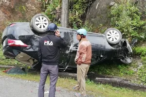 Xe hơi lật ngửa sau khi đâm vào vách núi