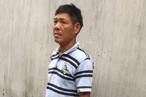 Mang dao vào công sở hét 'chủ tịch và phó chủ tịch đâu?'