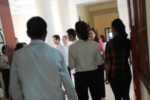 1 bác sĩ 'quậy' tại hành lang tòa án bị khởi tố