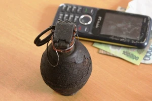 Mai phục bắt kẻ “phê thuốc” mang lựu đạn mua bán heroin